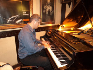 Sesc São Caetano apresenta show Piano Masters com Giba Estebez