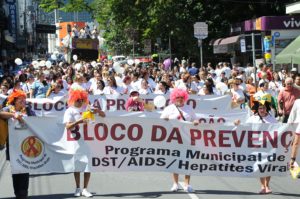 Bloco da Saúde desfila pela Marechal Deodoro para conscientizar população sobre prevenção