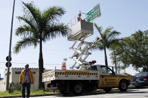 Secretaria de Mobilidade inicia limpeza de placas de trânsito em São Caetano