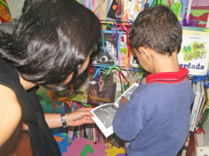 Estudantes de Medicina inauguram Biblioteca Itinerante para adolescentes