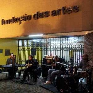 Artistas da Fundação das Artes fazem Som na calçada todas as segundas-feiras