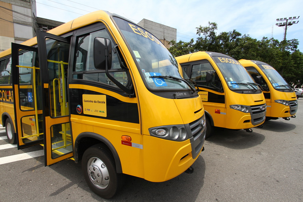 Rede municipal de Educação recebe três ônibus escolares para alunos com deficiência