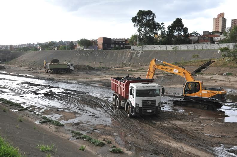 Piscinão Oratório é limpo pelo Semasa