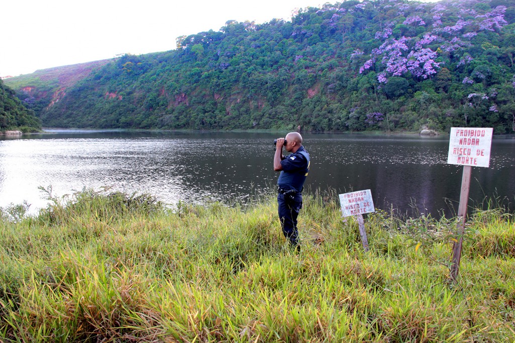 Santo André coloca barco para fiscalizar lago do Pq. Guaraciaba 