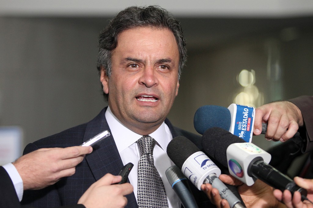 Aécio Neves critica projeto do governo que pretende acabar com o FAT