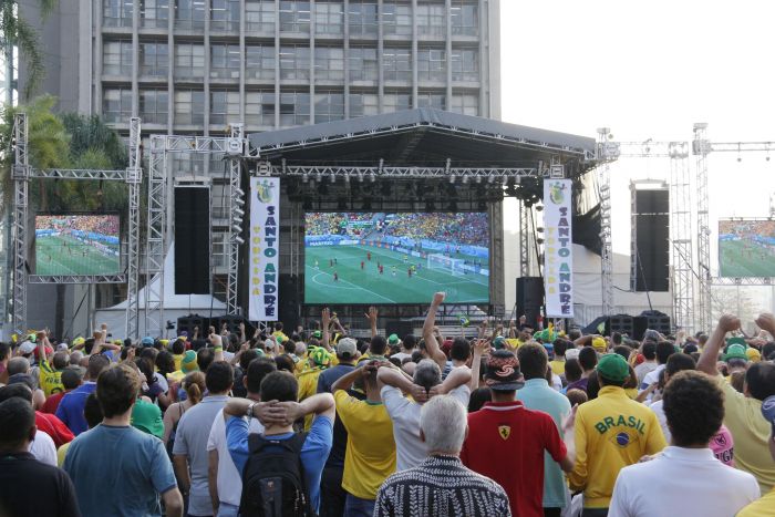 Depois do jogo, a partir das 15 horas, a festa continuará com a apresentação da bateria da Escola de Samba Lírios de Ouro