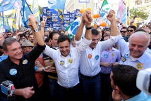 Aécio anuncia programa  social “Família Brasileira”