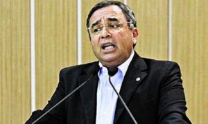 Eder Xavier, vereador e causídico, anda meio sumido depois que saíram com ele do partido. Ele pode ser a pedra no sapato do ex-prefeito na prestação de contas...