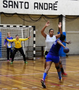 Jogadoras da equipe principal de handebol de Santo André retornaram aos treinos na última segunda-feira de olho no Paulista 2016. Crédito: Beto Garavello/PSA