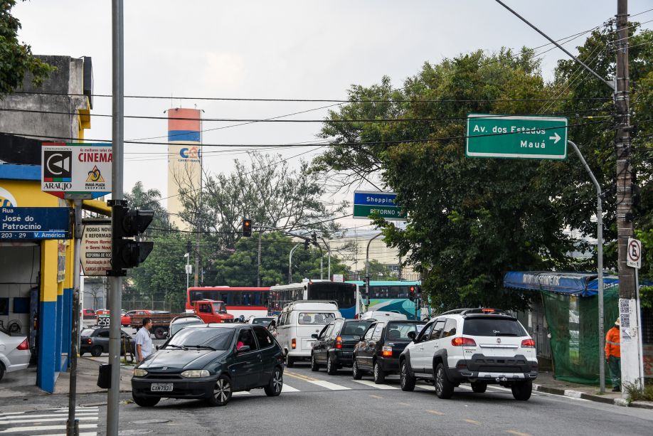 Av. Queirós Filho tem mão única em trecho próximo ao Atrium Shopping