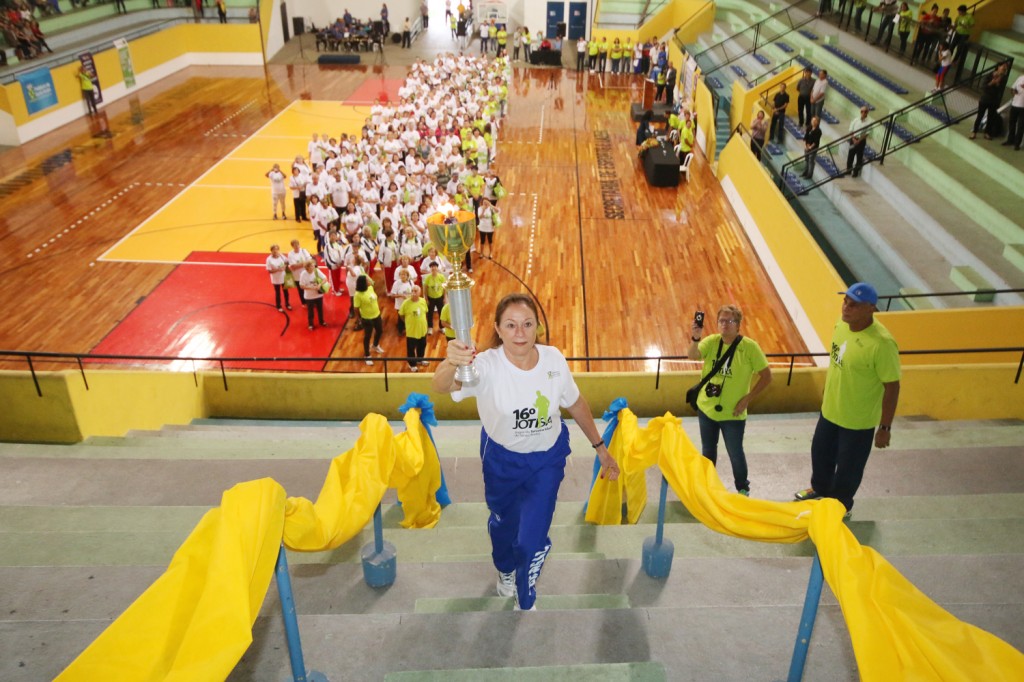 Cerimônia de abertura do Jotisa no ano passado, no ginásio principal do Dell’Antonia: com direito à pira olímpica