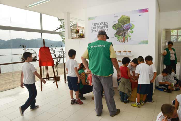 Alunos de escola do município, participaram da inauguração do centro ambiental