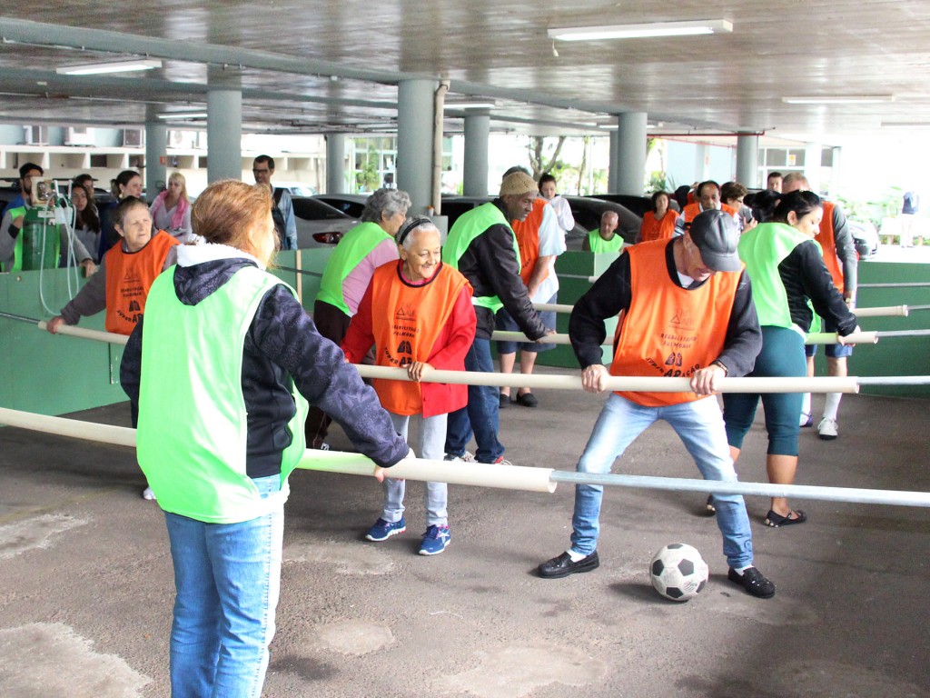 Pacientes com falta de ar jogam futebol em torneio de “pebolim humano”