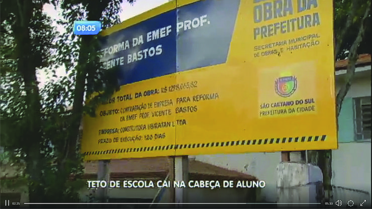 Placa da prefeitura diz que obra teria sua execução em 120 dias, isso depois de mais de um ano e meio de atraso.