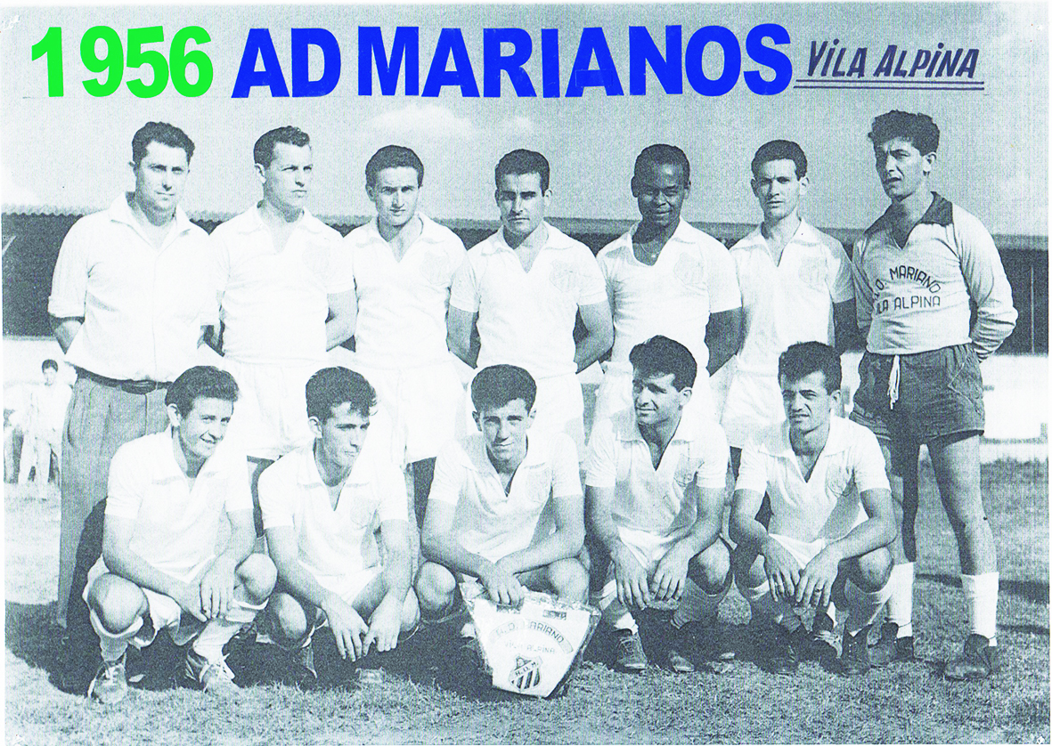 Cantinho do Zezé 64 anos falando das coisas do futebol amador e profissional, abre as páginas da nostalgia para relembrar as grandes performances da Associação Desportiva Marianos de Vila Alpina em foto histórica do ano 1956, uma página memorável que perdura a 62 anos, homenagem ao amigo Darci, e também ao considerado José Daniel, dois ícones esportivos